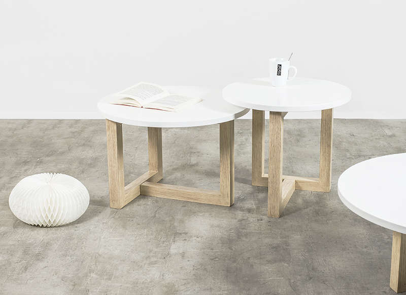 Table en bois et chaises scandinave