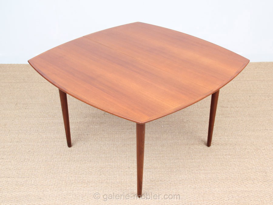 Table carre scandinave
