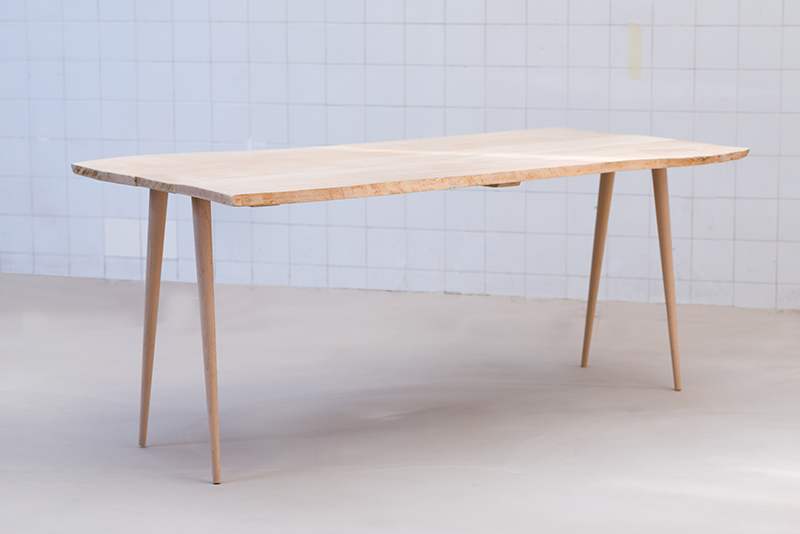 Table en bois brut scandinave