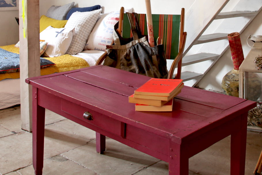 Repeindre une table basse en bois vernis
