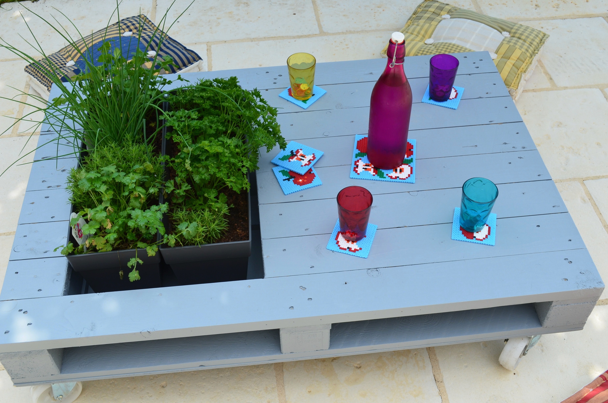 Table basse palette avec plante