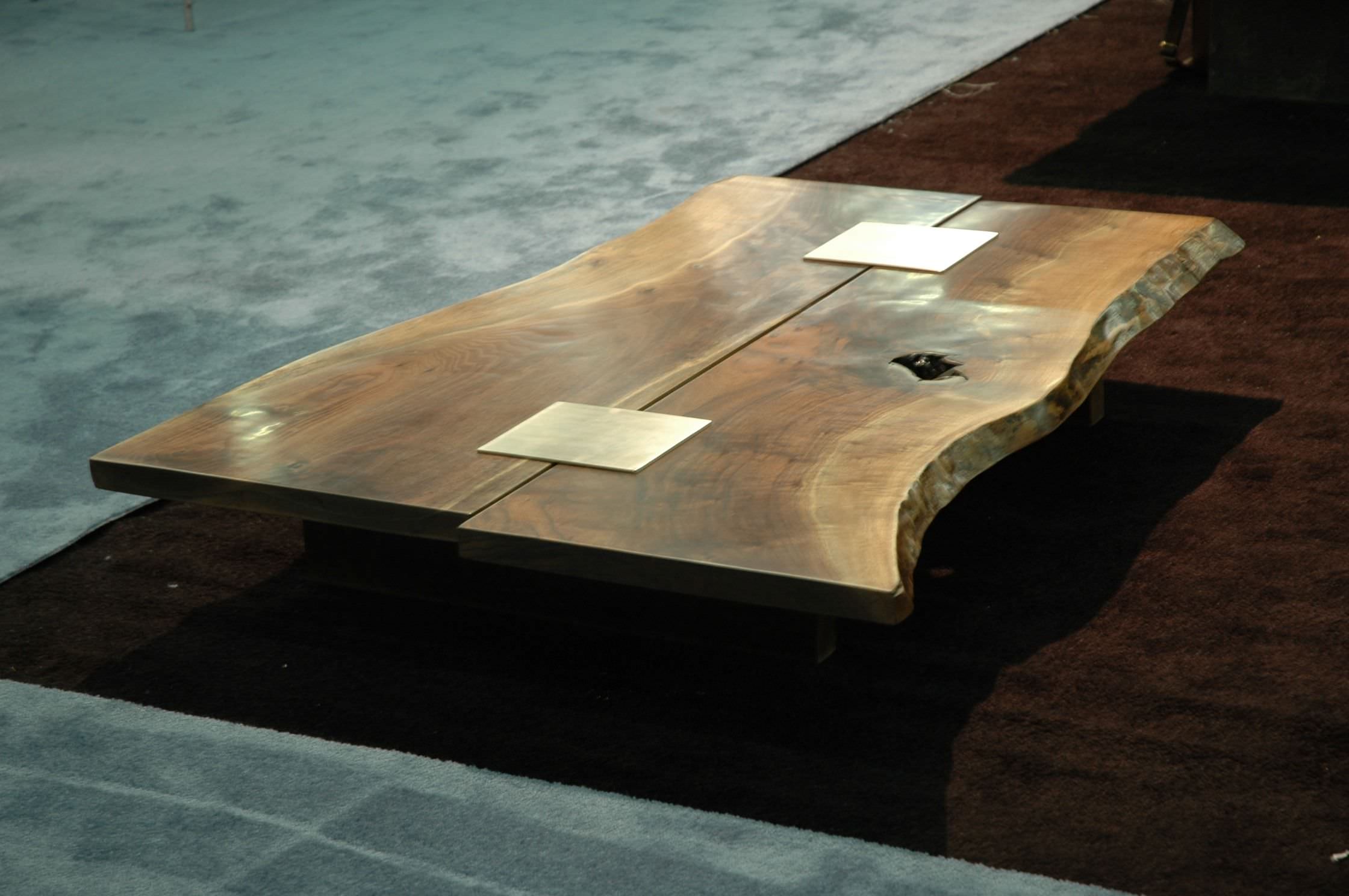 Table basse contemporaine en bois massif