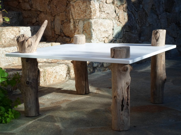 Table basse en pierre et bois