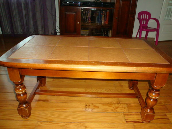 Table basse en bois et carrelage