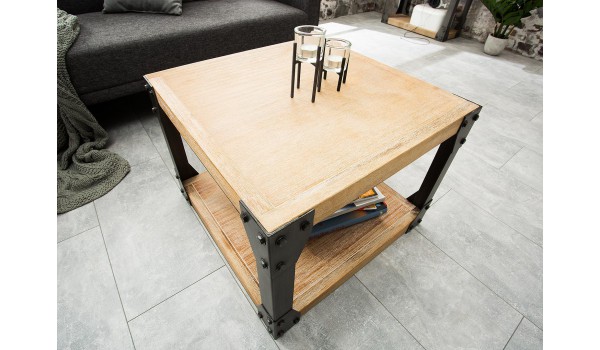 Table basse en bois carré