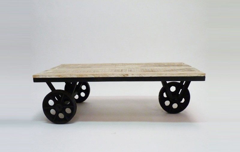 Table basse industrielle avec roue