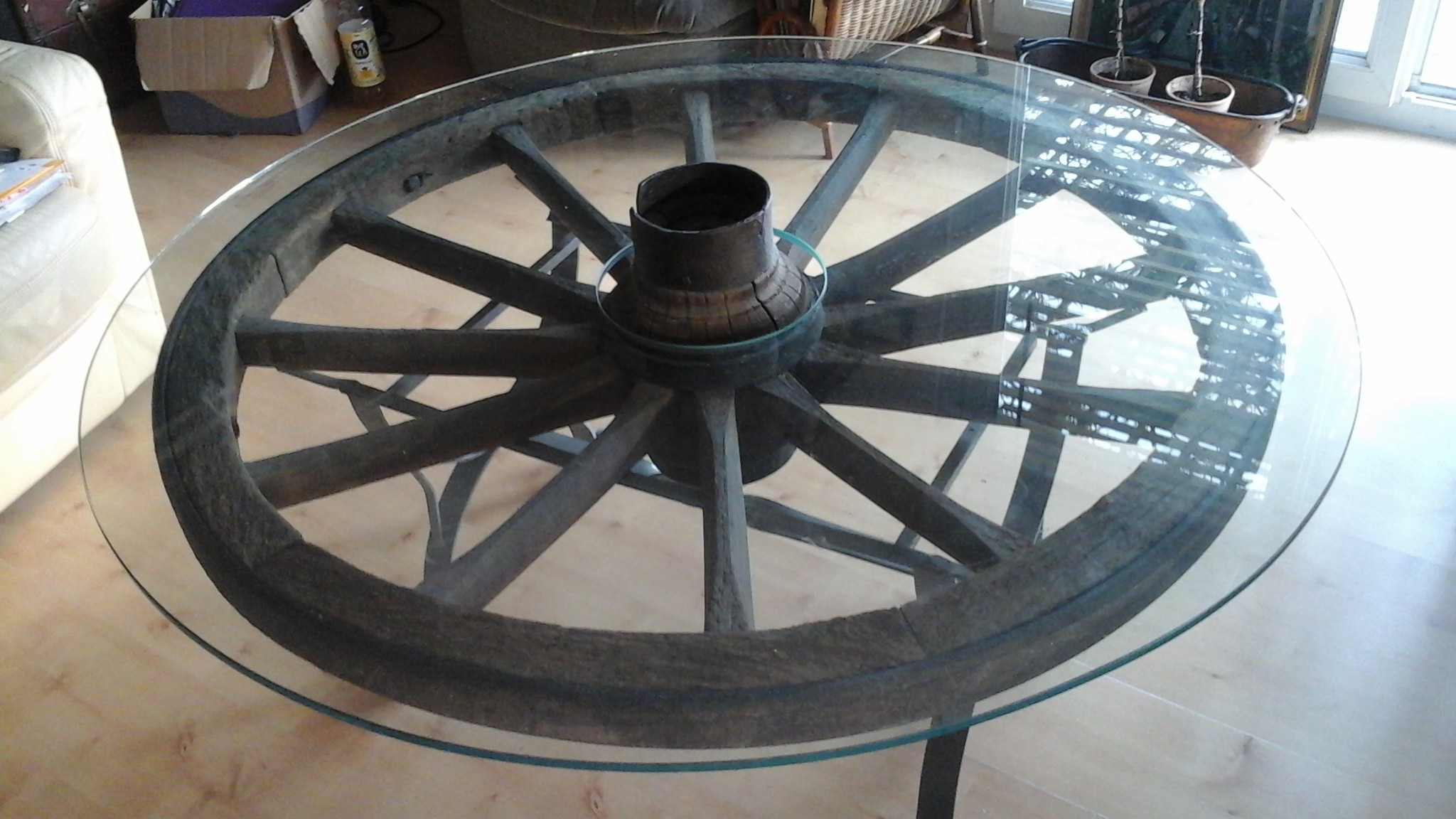 Table basse en verre avec grosse roue