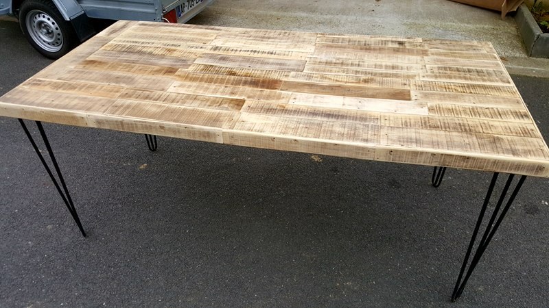 Table basse avec planche de bois