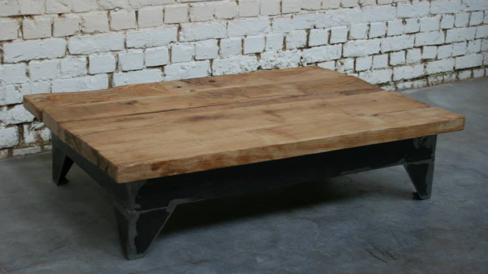 Table basse en bois usé