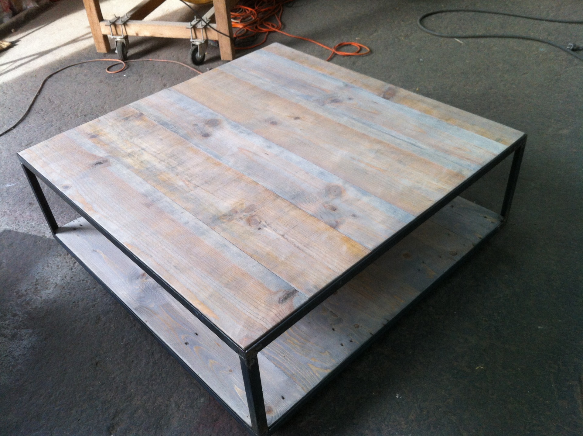Table basse en bois parquet
