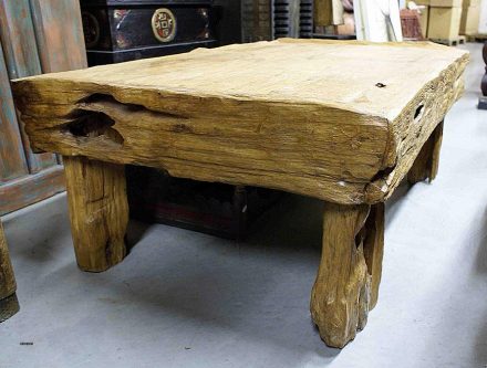 Grande table basse en bois brut
