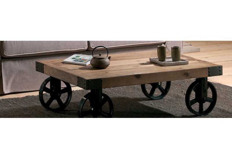 Table basse carrée en bois à roulettes